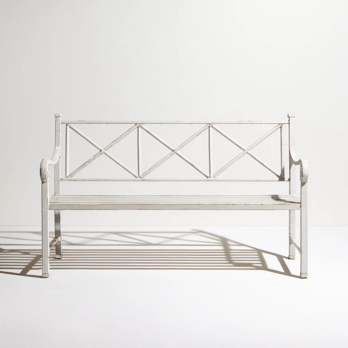 Biała stalowa ławka ogrodowa dwuosobowa 122 x 60 x 92 cm